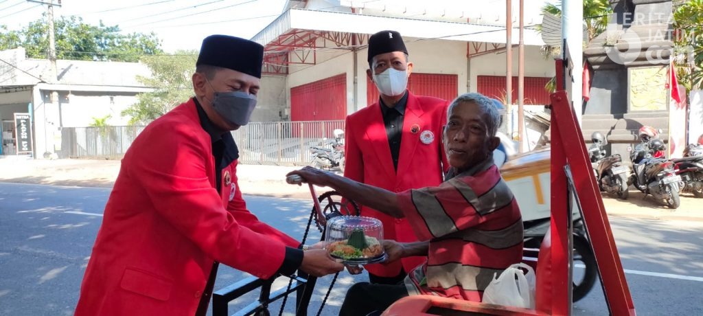 HUT ke 49, PDI P Kabupaten Kediri Bagi Tumpeng Kepada Disabilitas