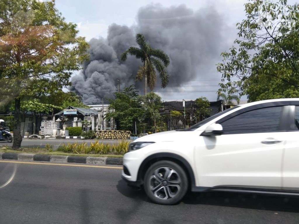 Pabrik Sandal dan Spon Buduran Sidoarjo Terbakar