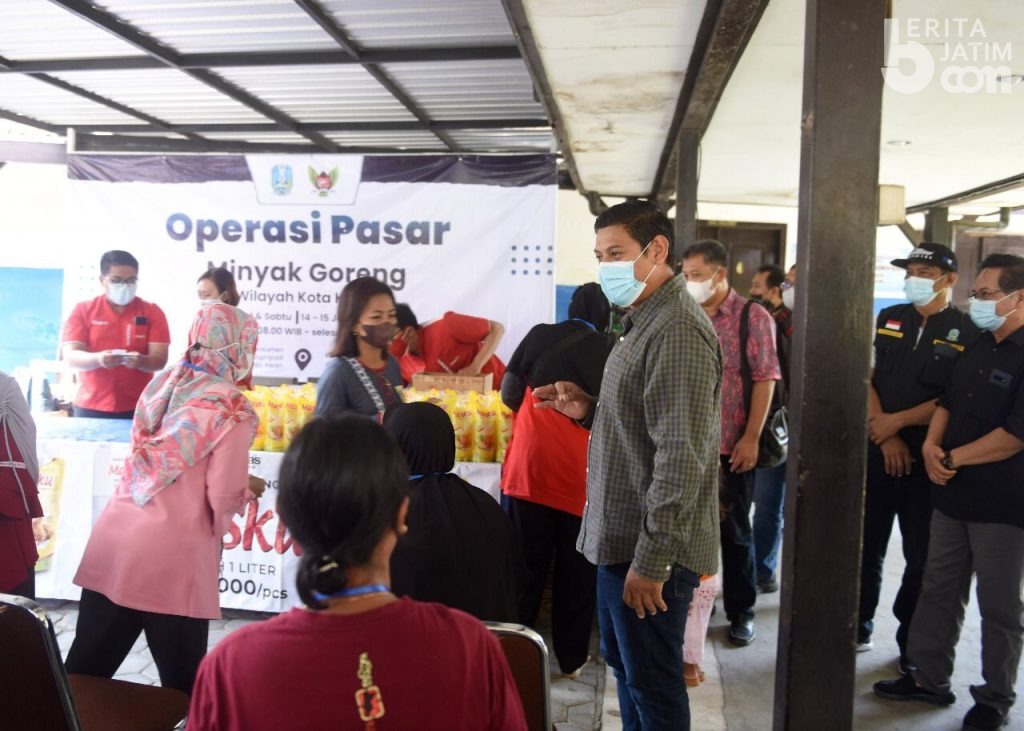 Stabilkan Harga Minyak Goreng, Wali Kota Kediri Tinjau Operasi Pasar