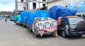 Cuaca Masih Buruk, Mobil Pengangkut Sembako ke Kepulauan Sumenep Tertahan di Pelabuhan Kalianget