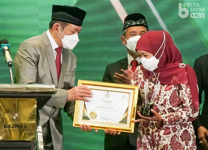 Gubernur Jatim Khofifah Terima Penghargaan dari Baznas