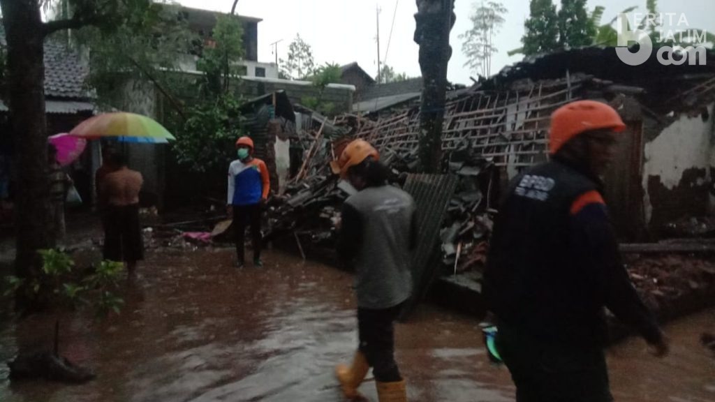 Hujan Deras dan Angin Kencang Robohkan Rumah Semi Permanen di Rejoso Pasuruan