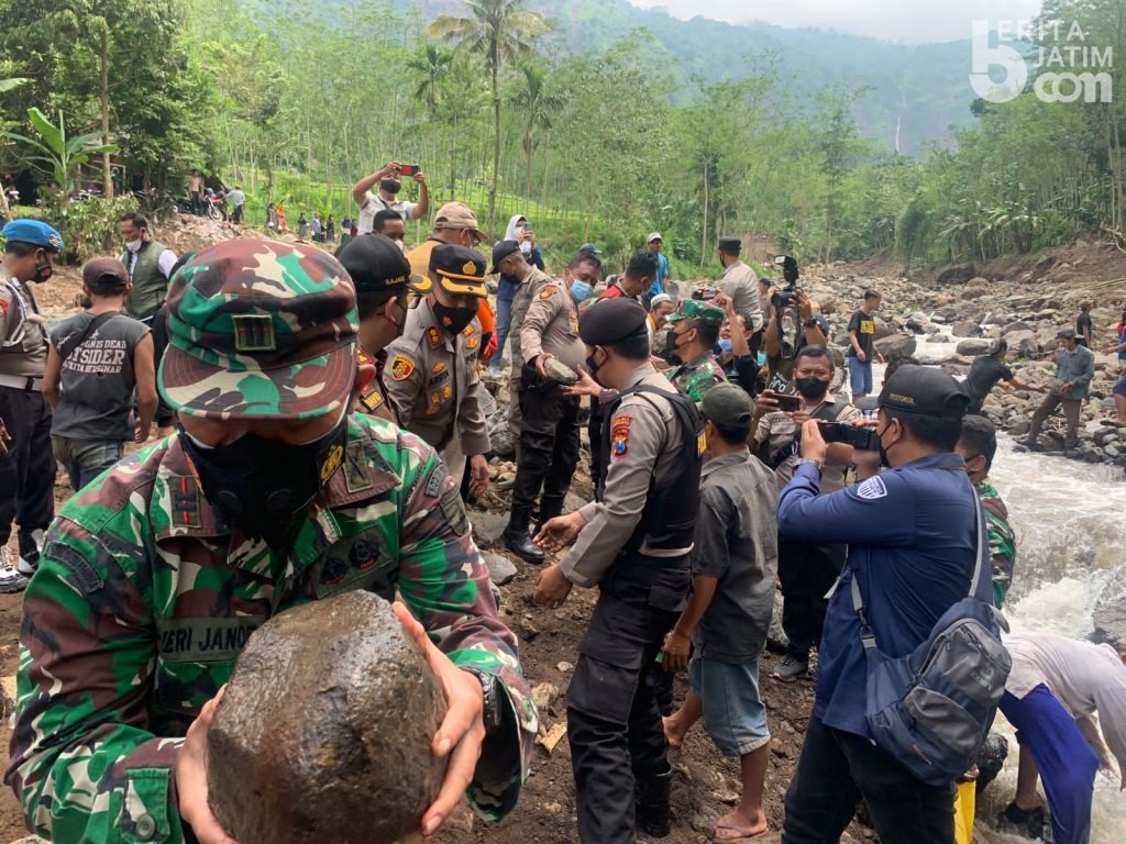 Bangun Jembatan Alternatif Pasca Banjir di Pakuniran Probolinggo