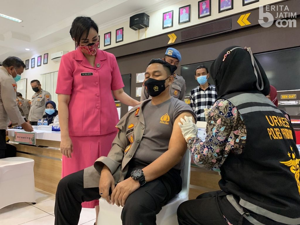 Polisi, Bhayangkari Hingga Guru TK di Probolinggo Mulai Divaksin Booster