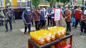 Pastikan Stok Lebaran Aman, Khofifah Gubernur Jatim Tinjau Minyak Goreng di Kota Malang
