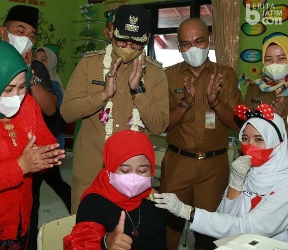 Vaksinasi Anak di Bangkalan, Patugas Berseragam Siswa SD