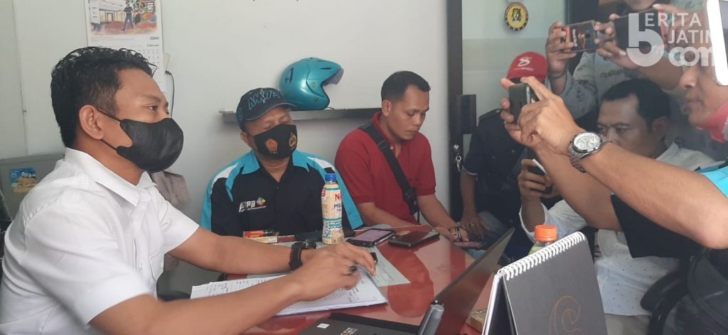 Desak Kasus Kadispendik Kabupaten Pasuruan, Wartawan dan LSM Datangi Polres
