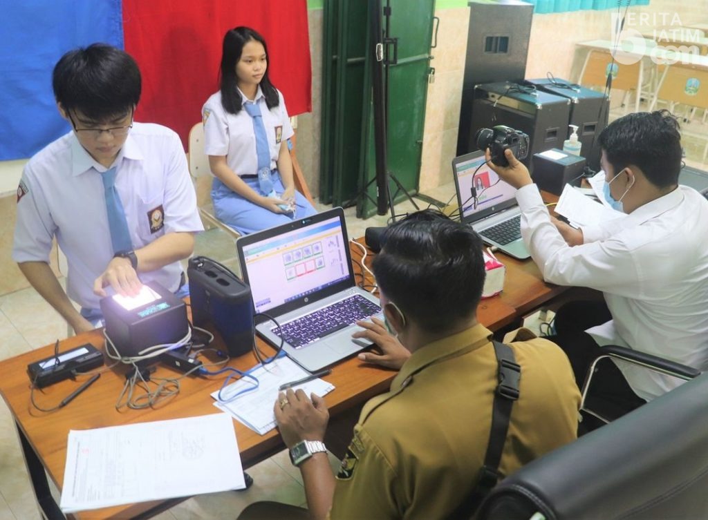 Tak Perlu Ke Kantor, Dukcapil Rekam KTP-el Murid SMAK St. Agustinus di Sekolah