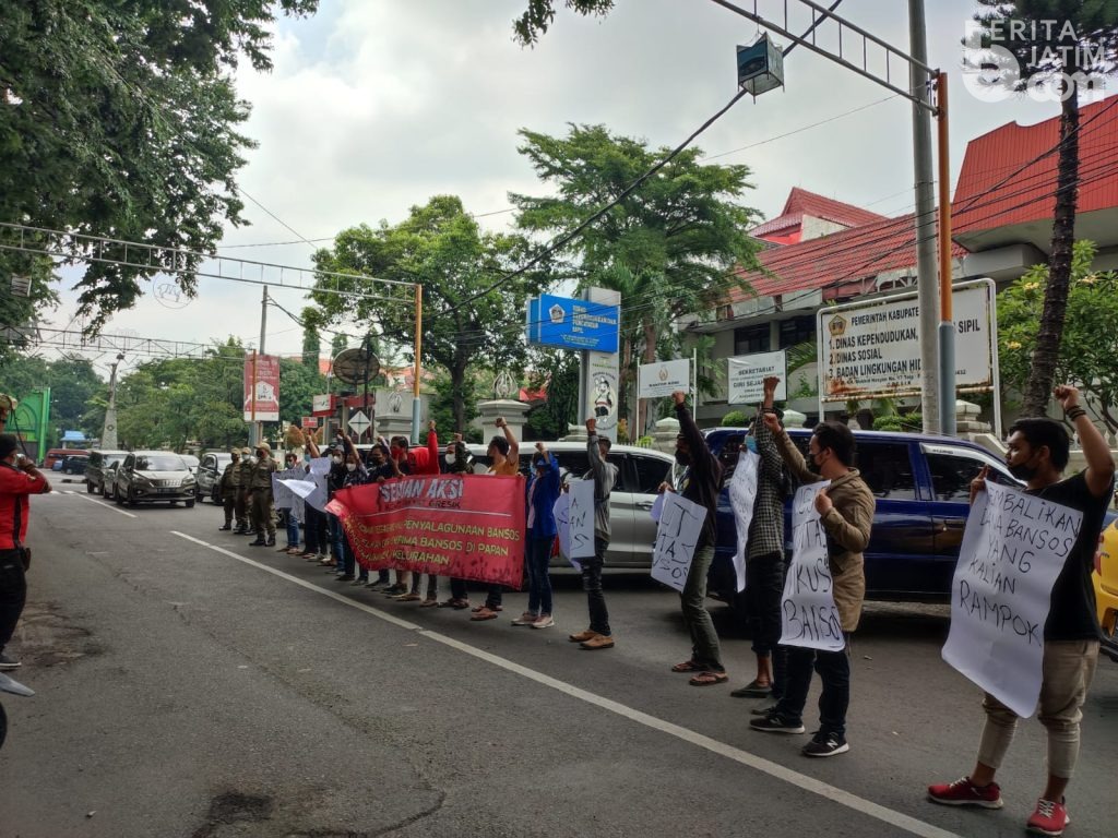 BPNT Bermasalah, Puluhan Warga Gresik Demo Kantor Dinsos