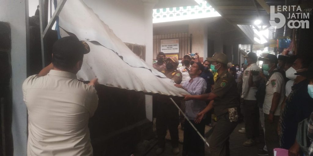 Satpol PP Kota Pasuruan Obrak PKL Samping Masjid Jami