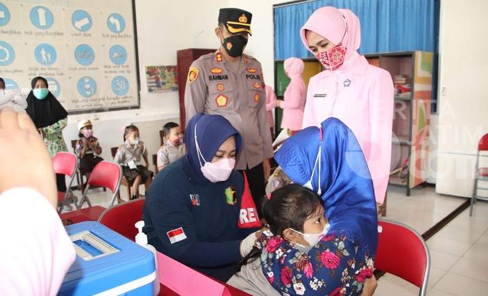Bocah TK Berani Divaksin, Kapolres Sumenep Beri Hadiah