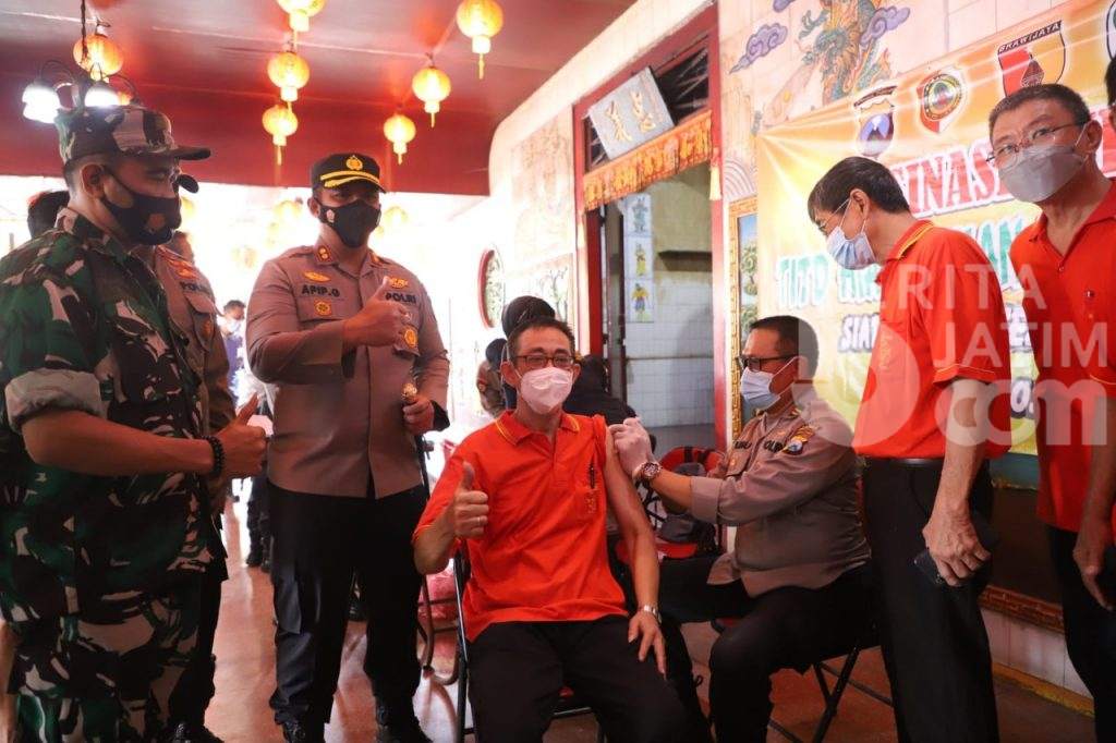 Jelang Imlek, Jemaat Klenteng Hiap Thian Kiong Mojosari Terima Vaksin Booster