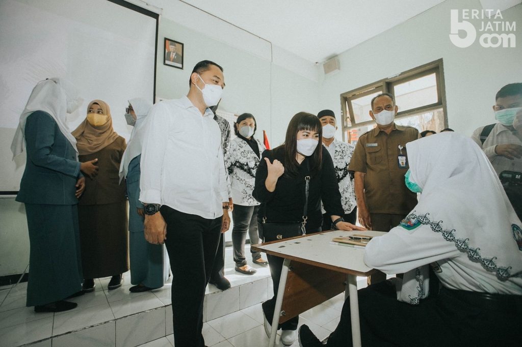Wali Kota Bersama DPRD Surabaya Tinjau Hari Pertama PTM 100 Persen