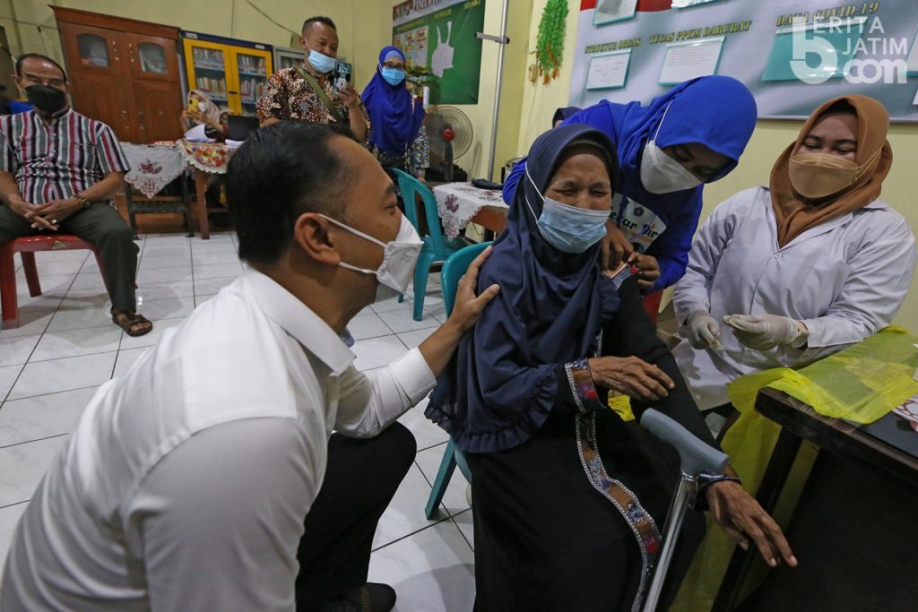 Vaksin Booster, Pemkot Surabaya Gelar Vaksinasi Massal Lansia di Balai RW