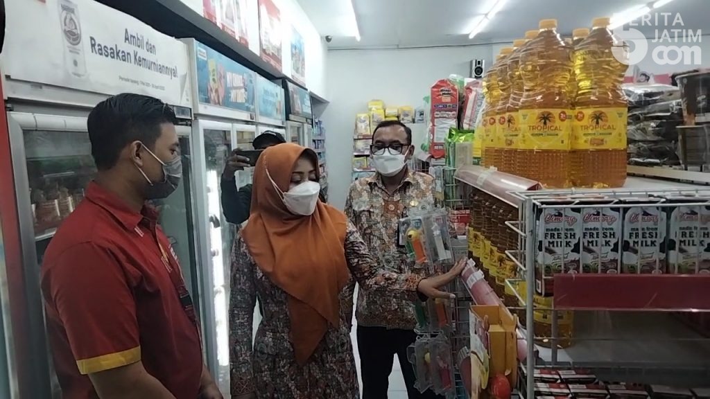 Pastikan Stok Minyak Goreng Aman, Bupati Mojokerto Sidak Minimarket