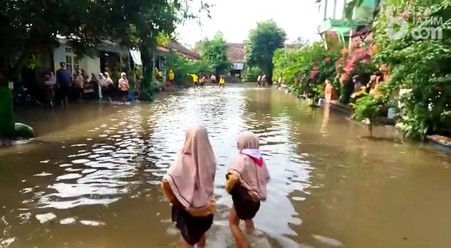 Halaman Banjir, Siswa SD di Mojokerto Tetap Sekolah