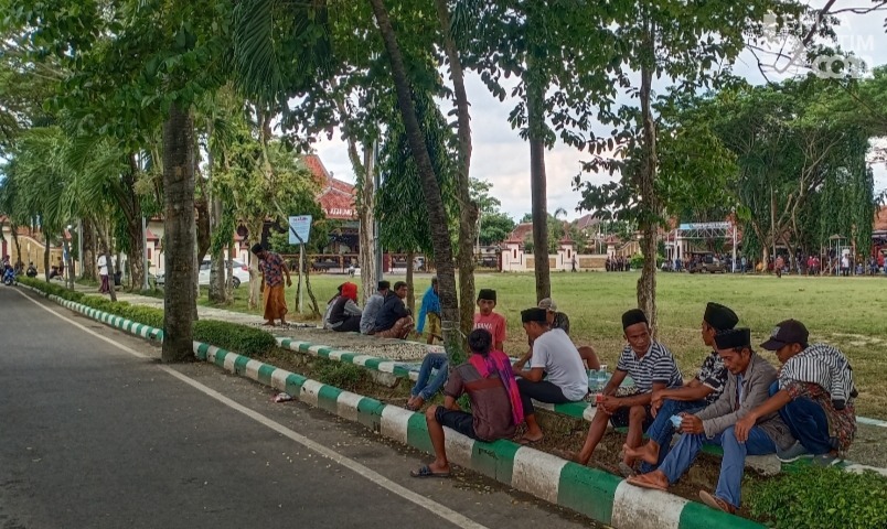 Tuntut Pilkades Ditunda, Masyarakat ‘Duduki’ Rumah Dinas Bupati Pamekasan