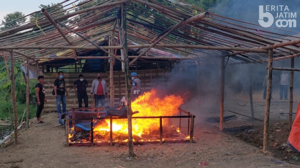Polisi Membakar Arena Judi Sambung Ayam di Mojokerto