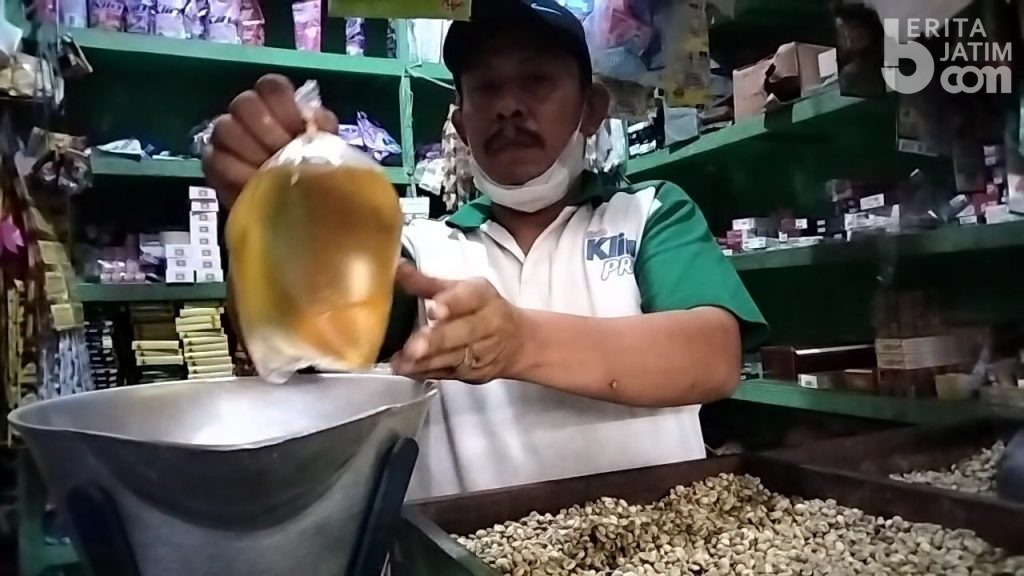 Kebijakan Satu Harga Minyak Goreng Belum Bisa Diterapkan di Pasar Tradisional Mojokerto