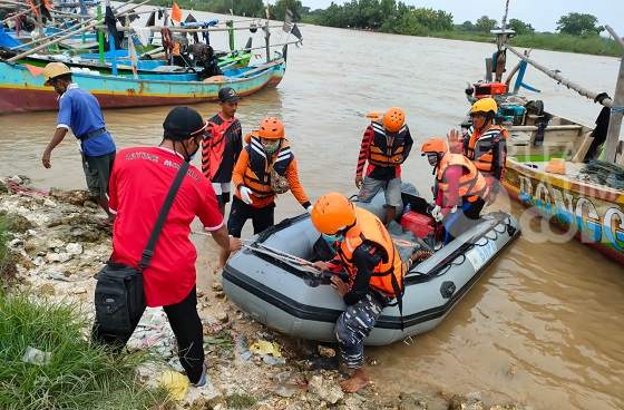 BPBD Gresik Evakuasi Jasad Mr X dari Sungai Bengawan Solo