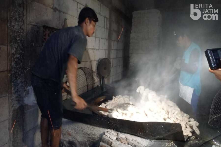 Harga Minyak Goreng Tinggi, Kerupuk di Ngawi Jadi Kecil