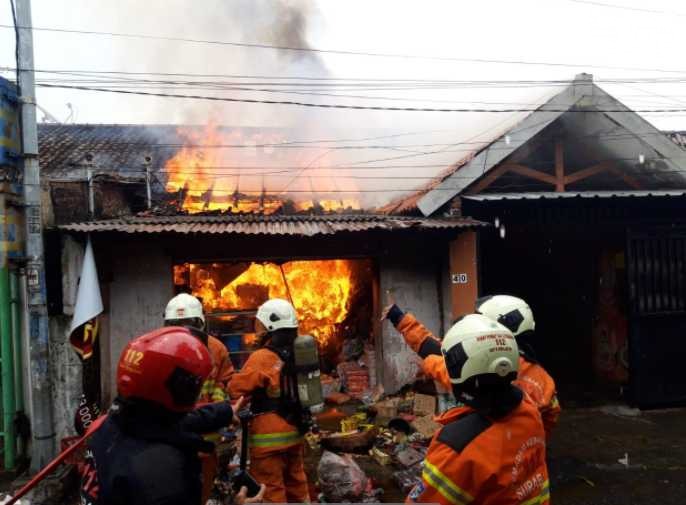 Diduga Korsleting Listrik, Toko Kue di Jalan Pacar Keling Surabaya Terbakar