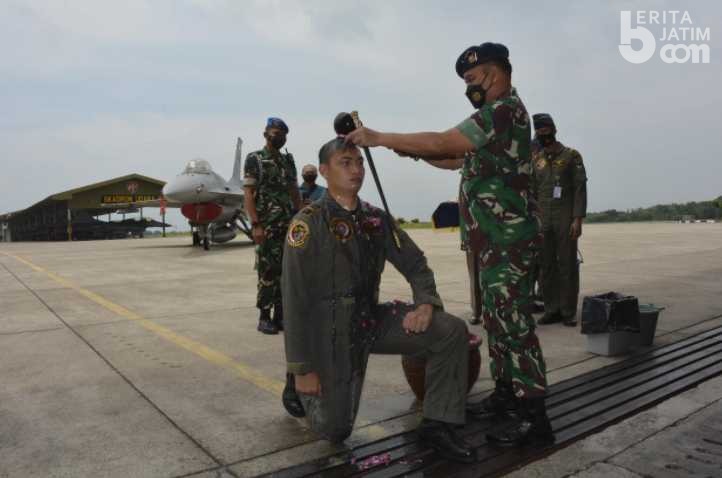 Sukses Terbang Solo Pesawat F-16, Letda Pnb Deny Disiram Air Kembang