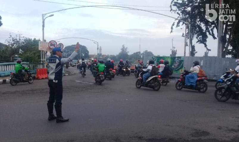 Volume Kendaraan Meningkat, Dishub Bantu Pengaturan Arus Lalu Lintas di Area Sekolah