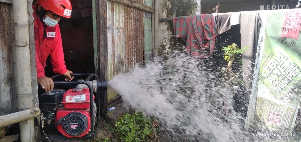 PMI Jember Menormalisasi Sumur yang Terendam Banjir