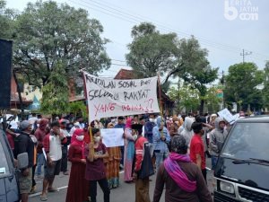 Ratusan Warga Desa Matanair Gelar ‘Pengadilan Rakyat’ di Depan Kantor Bupati Sumenep