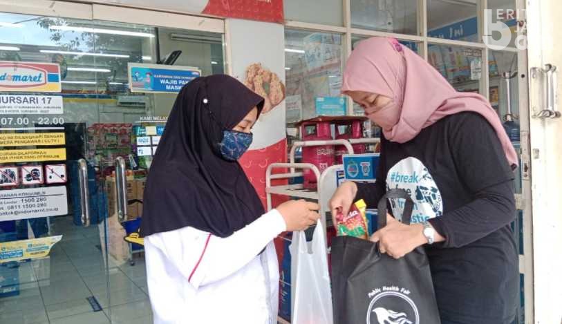 Mahasiswa Unusa Surabaya Kampanye Kurangi Sampah Plastik