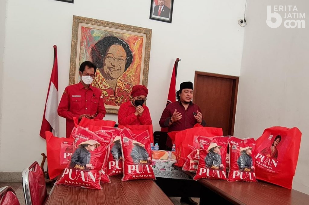 Tahun Baru, Indah Kurnia dan Kader PDIP Surabaya Bagikan Beras ‘Mbak Puan’ pada Wong Cilik