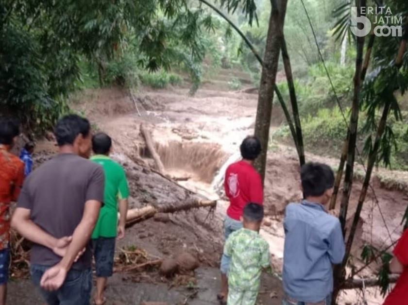 Diterjang Banjir Bandang, Satu Rumah Rusak, Akses Jalan Putus