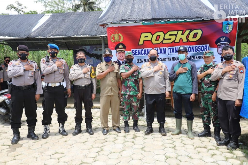Kapolres Bantu Korban Banjir Bandang Lereng Wilis Kediri