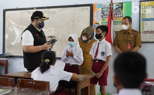 Tinjau Vaksinasi Anak, Bupati Kediri Beri Kuis Berhadiah Kaus
