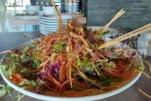 Yusheng Menu Wajib Imlek di Hotel Crown Surabaya