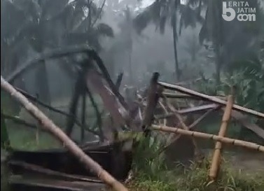 Jembatan Klungkung Jember Ambrol Diterjang Banjir, Jalur Transportasi 4 Desa Terputus
