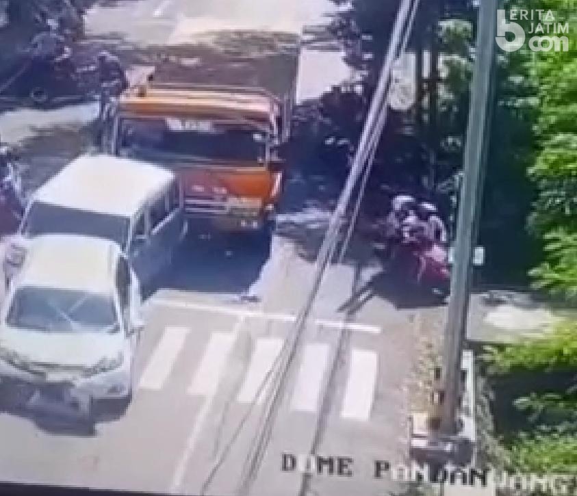 Rekaman Detik-detik Truk Seruduk Sejumlah Kendaraan yang Berhenti di Lampu Merah Jombang