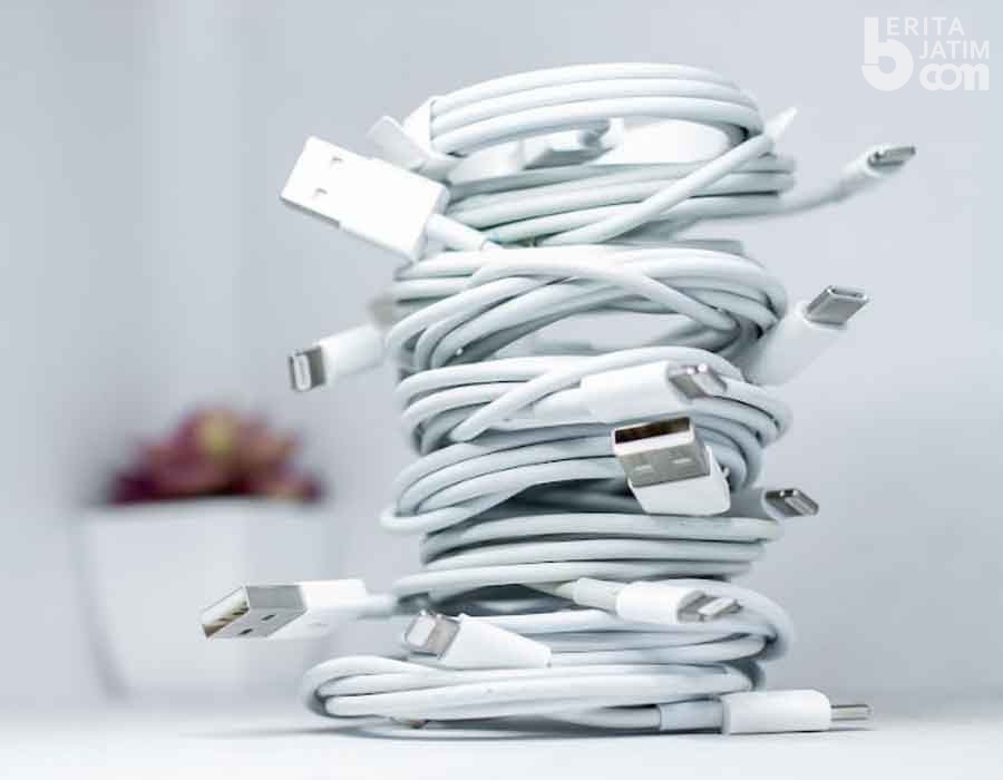 Cara Sederhana Merawat Charger agar Tidak Cepat Rusak Ilustrasi . (foto: Solen Feyissa, Unsplash)