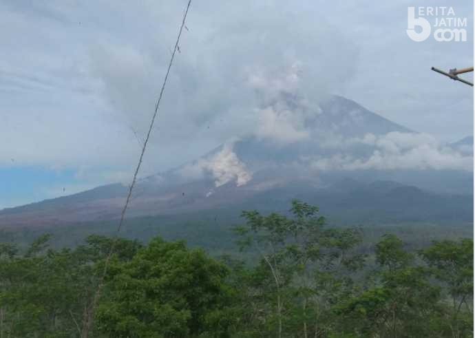 Gunung Semeru Kembali Luncurkan Awan Panas Guguran Hingga 5.000 Meter