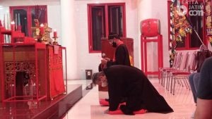 Jelang Imlek, Umat Konghucu Surabaya Lakukan Ritual Tolak Bala