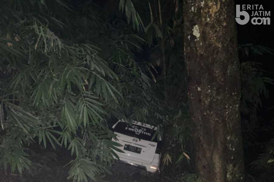 Mobil Daihatsu Xenia Masuk Jurang Gumitir Jalur Jember-Banyuwangi