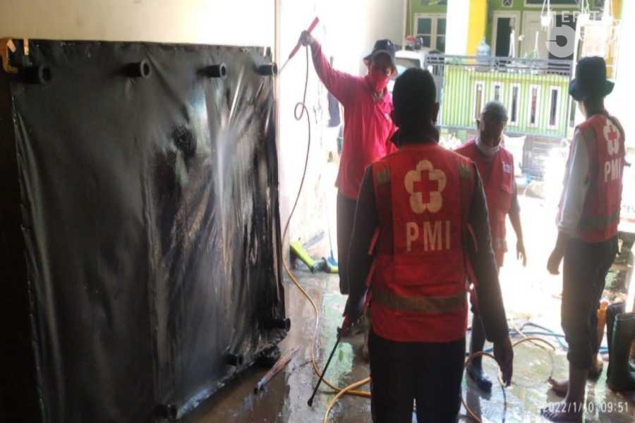 Relawan PMI Bersihkan Rumah Korban Banjir di Jember