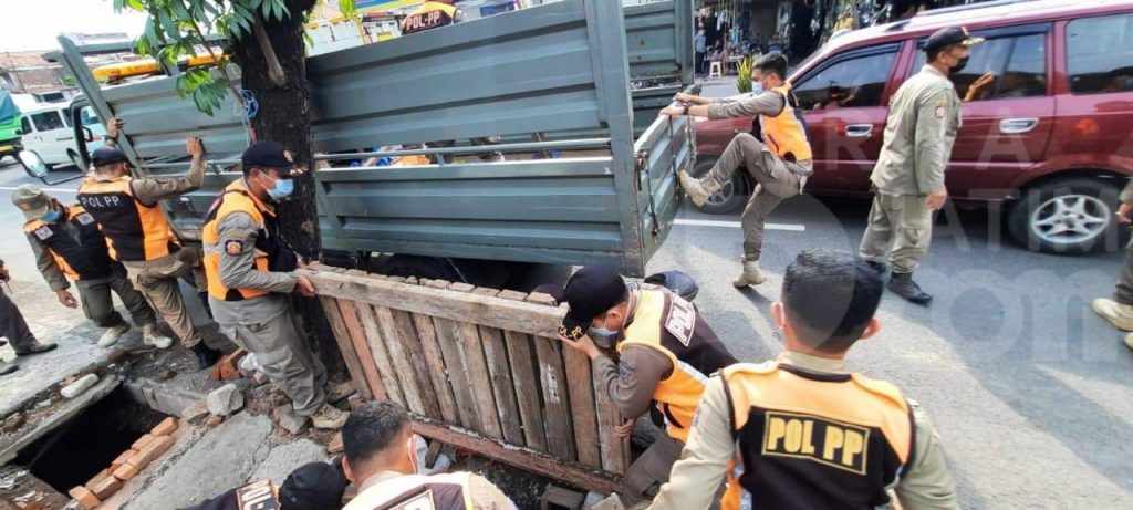 Satpol PP Surabaya Tertibkan Pedagang Gembong