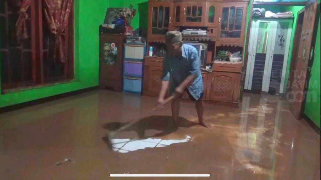 Banjir Surut, Warga Mulai Bersihkan Lumpur di Rumah