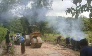 Warga Sampang Aspal Jalan Rusak dengan Sumbangan Swadaya