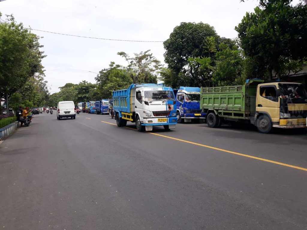 Puluhan Truk di Ngawi PArkir di Bahu Jalan, Kenapa?
