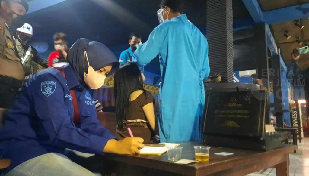 Razia Karaoke di Tuban, Pemandu Lagu Dites Urine dan Swab