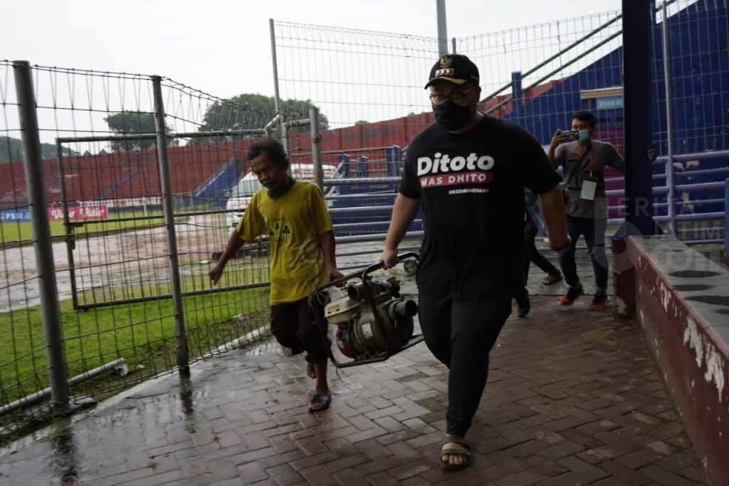 Bupati Kediri Ikut Gotong Royong Kuras Genangan Air Stadion Brawijaya
