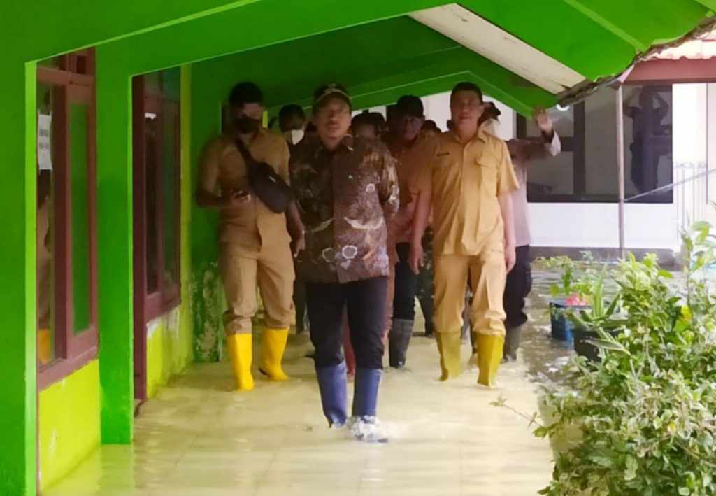 Bupati Sidoarjo Gus Muhdlor Sidak Genangan Air di Tiga Desa di Tanggulangin